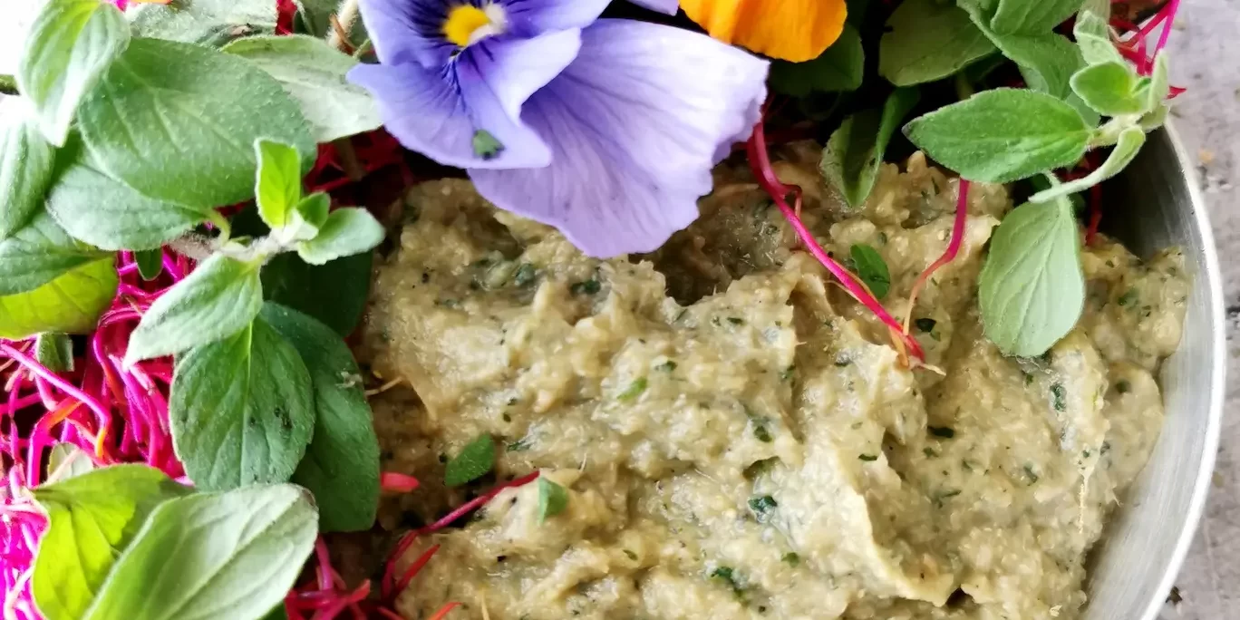 HUMMUS DE ALCAUCILES, BERENJENAS Y AJOS ASADOS